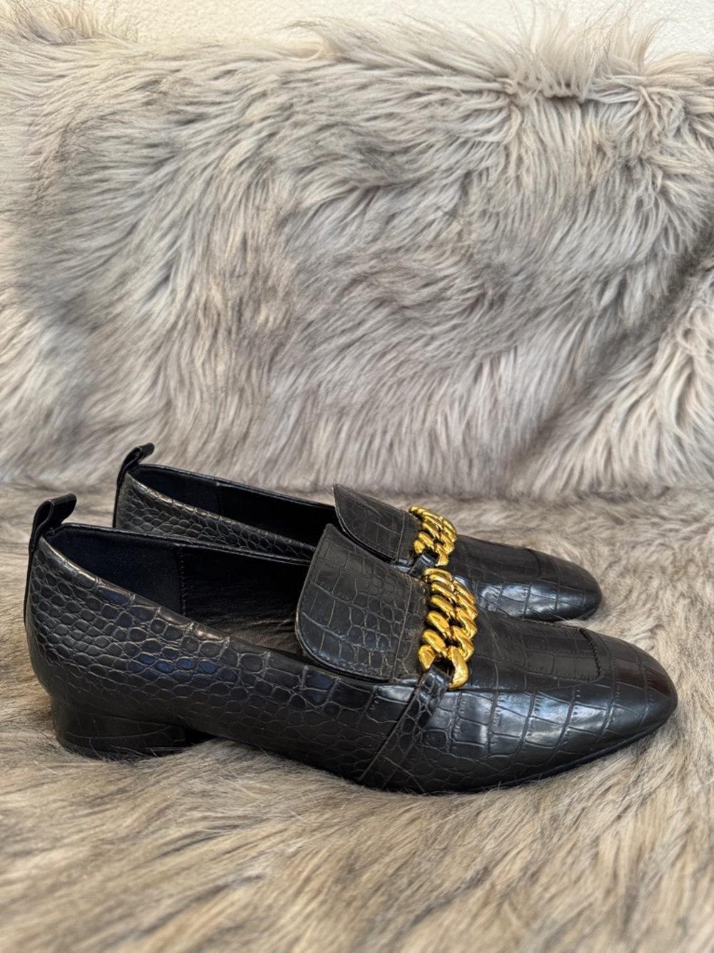 Torgeis Black Croc-Embossed Faux Leather Loafers with Gold Chain Detail Size 8